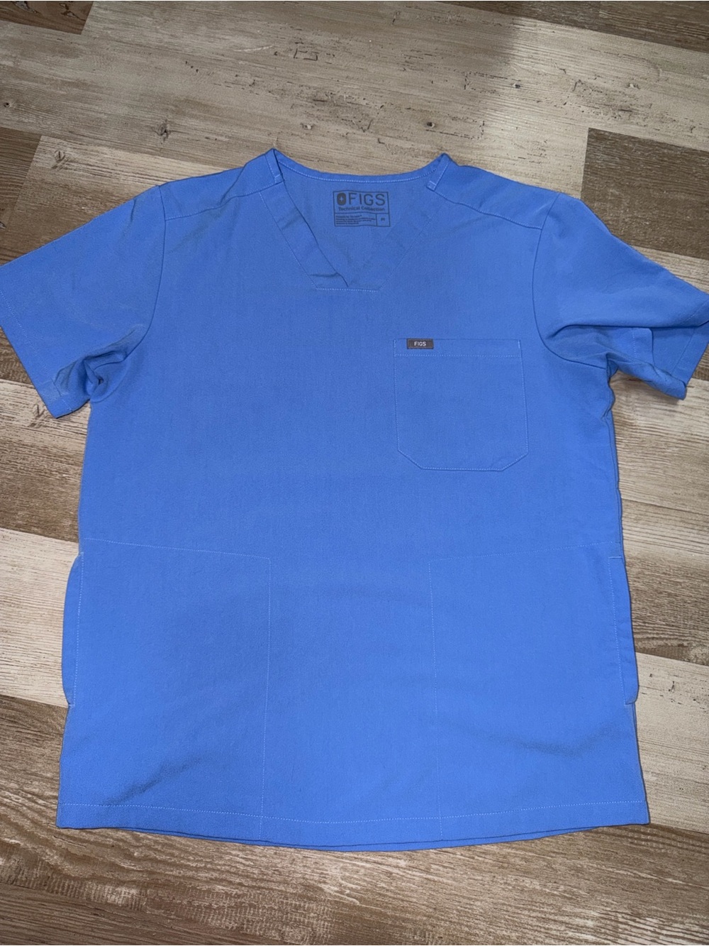 FIGS Men’s V-Neck Leon 3 pocket Scrub Top Ciel Blue